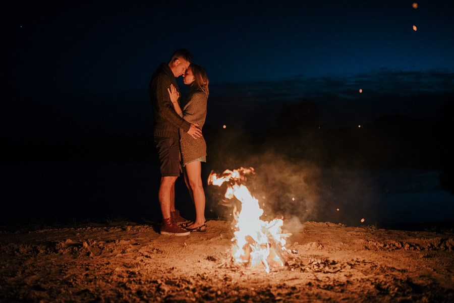 Romantyczna sesja przy ognisku - rocznica ślubu. 37